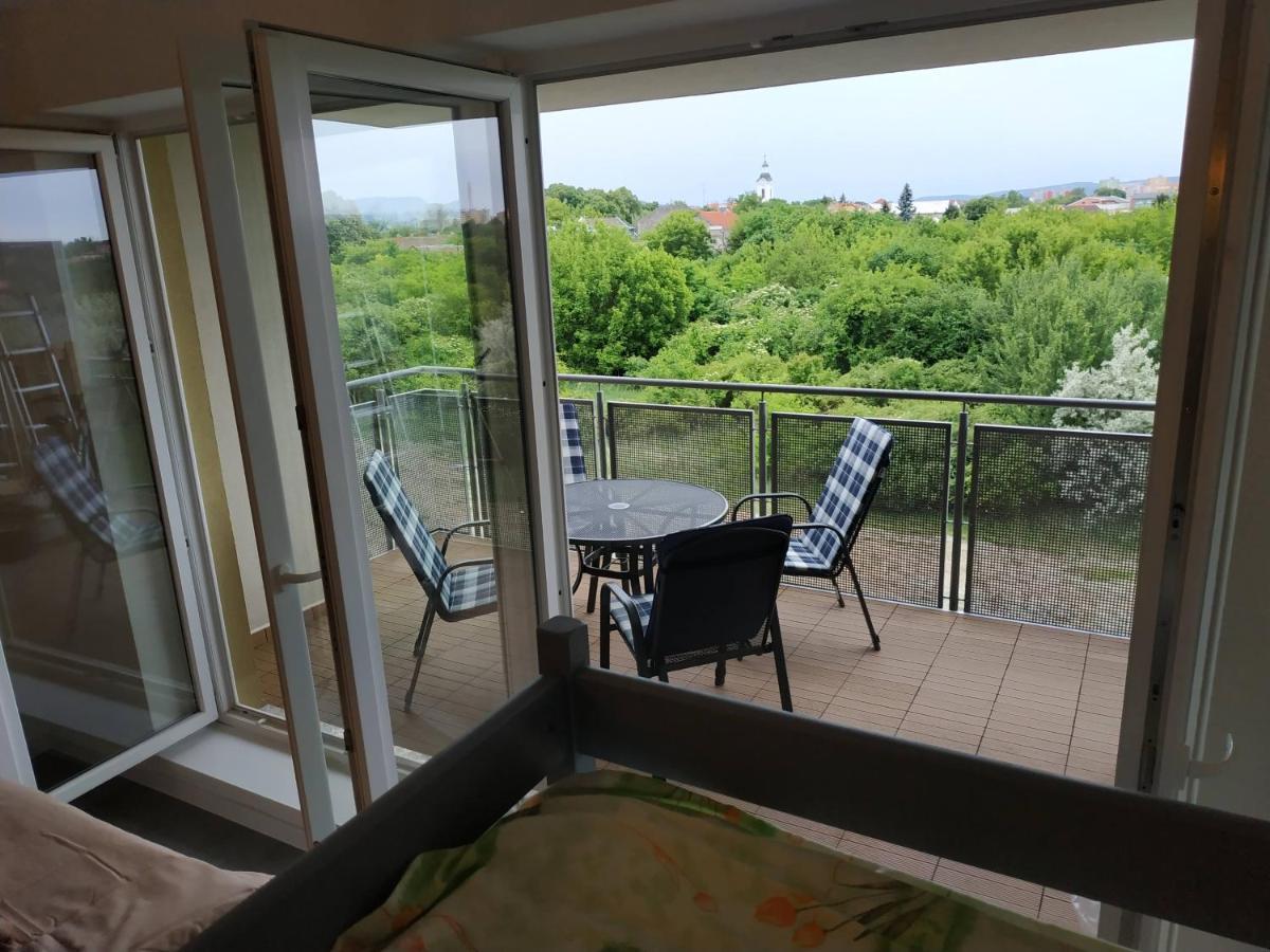 Apartman One To One Štúrovo Zewnętrze zdjęcie